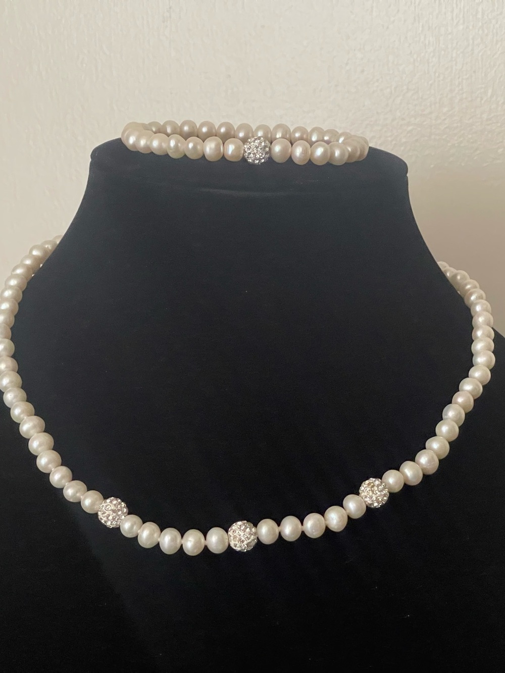 Classic White freshwater  pearl Necklace and Bracelet Set with Crystal Accents.